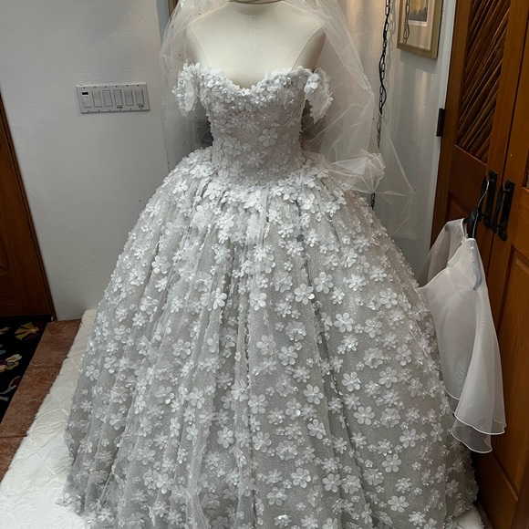 Gorgeous custom bridal gown. See details in photos. - Picture 7 of 10